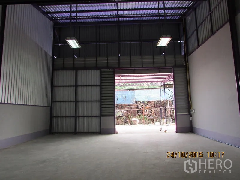 คลังสินค้า ให้เช่าในBang Khen, Bangkok - ประตูม้วนเหล็กขนาดใหญ่ เปิดสู่โซนขนถ่ายสินค้า พร้อมไฟส่องสว่าง