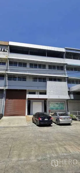 Warehouse for rent in Bang Phli, Samut Prakan - Multi-storey warehouse facade with loading door and front parking area