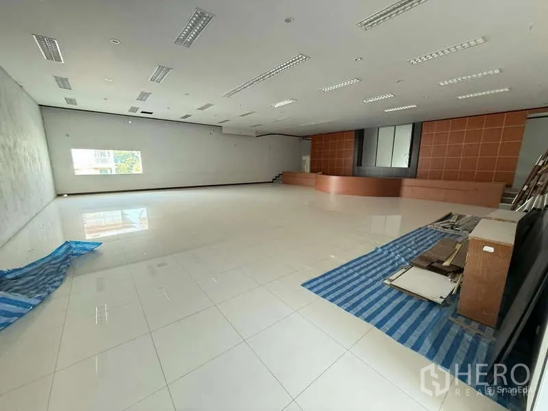 คลังสินค้า ให้เช่าในMueang Samut Prakan, Samut Prakan - ฮอลล์ปูกระเบื้องกว้าง เพดานฝ้าพร้อมไฟ และฉากไม้ด้านหลังเวที