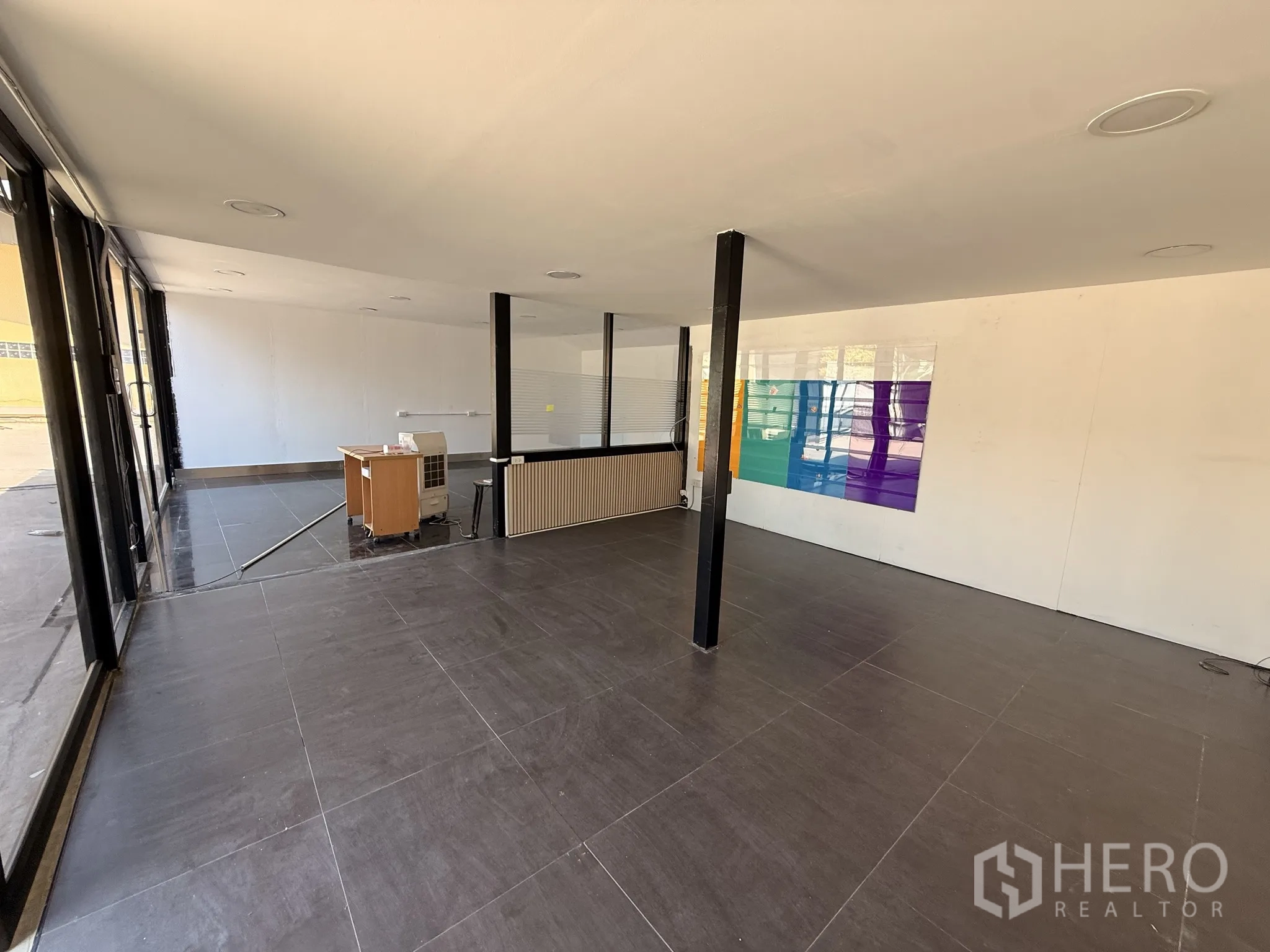 货栈 for rent in Lat Krabang, Bangkok - 从另一角度看宽阔玻璃办公室，立柱与亮面地砖清晰可见。