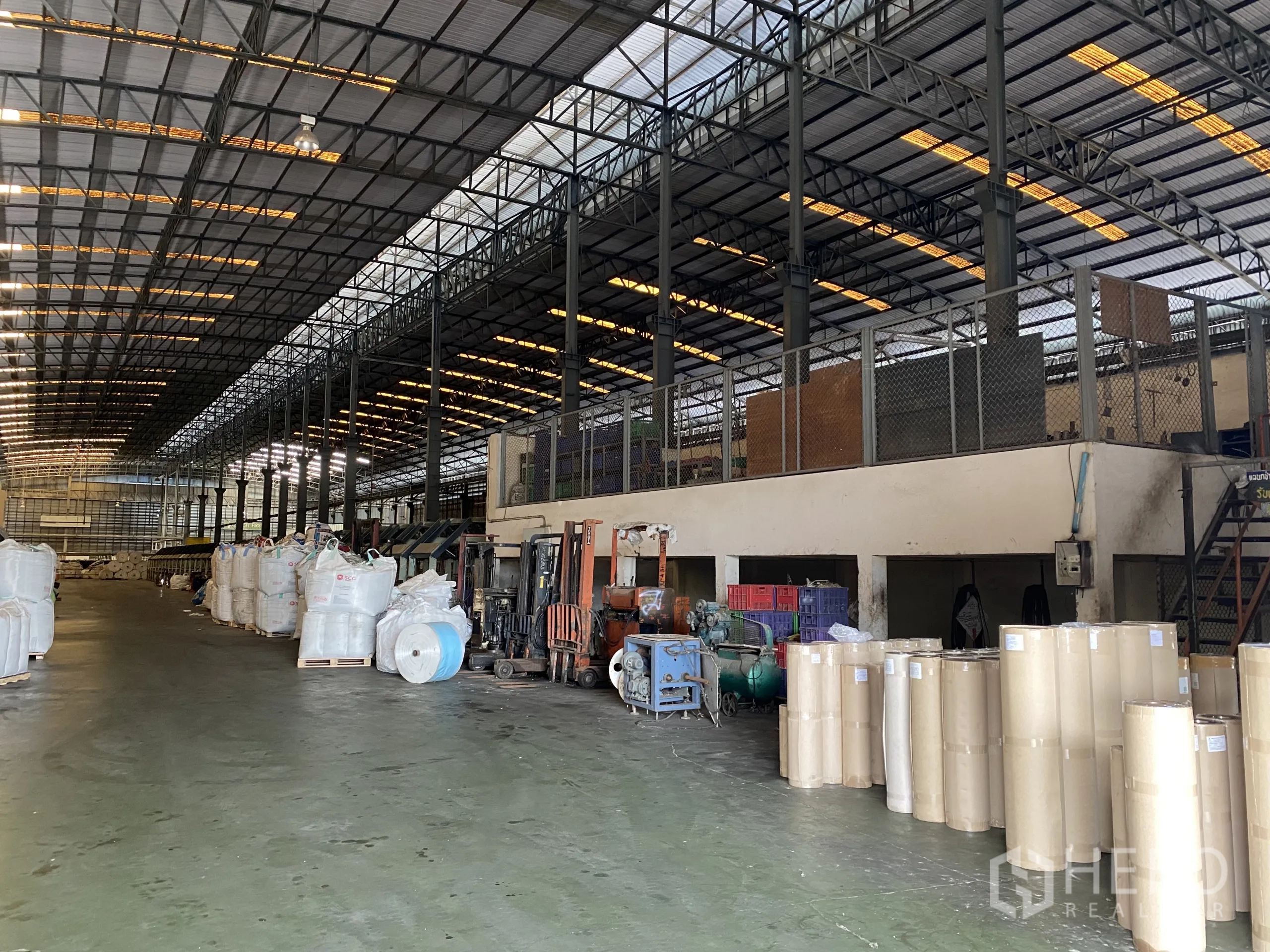 โรงงาน ให้เช่าในBan Phaeo, Samut Sakhon - ภายในโกดังมีรถฟอร์คลิฟต์ สำนักงานชั้นลอย และวัสดุอุตสาหกรรม ใต้โครงหลังคาเหล็ก