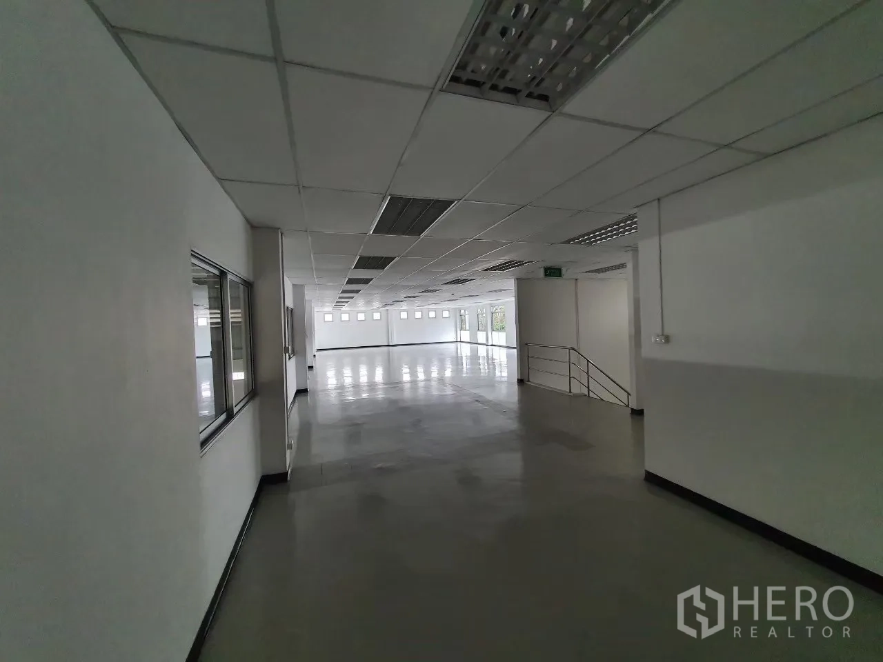 โรงงาน for rent in Bang Pa-in, Phra Nakhon Si Ayutthaya - โถงสำนักงานสว่างเพดานทีบาร์ มีหน้าต่างและบันได.