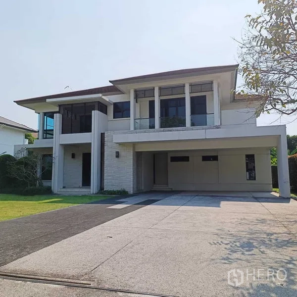 独立式住宅 出租或出售在Mueang Nonthaburi, Nonthaburi - 两层现代独栋别墅，宽阔车道、车棚与修剪整齐的草坪。