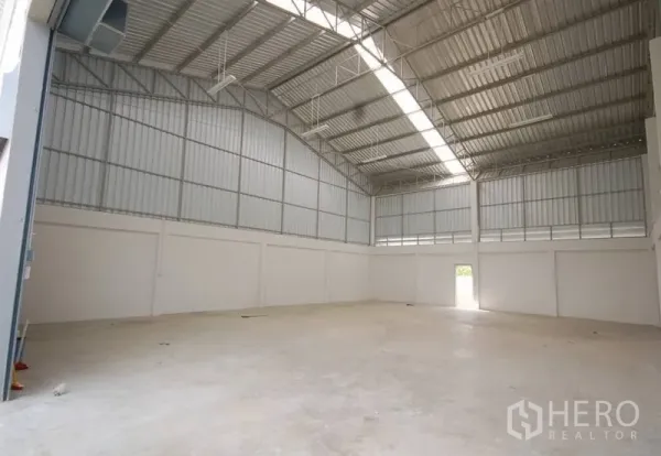 คลังสินค้า ให้เช่าในNonthaburi - โกดังโถงโล่ง พื้นคอนกรีตขัดมัน หลังคาทรงจั่วสูง พร้อมประตูทางออกด้านข้าง