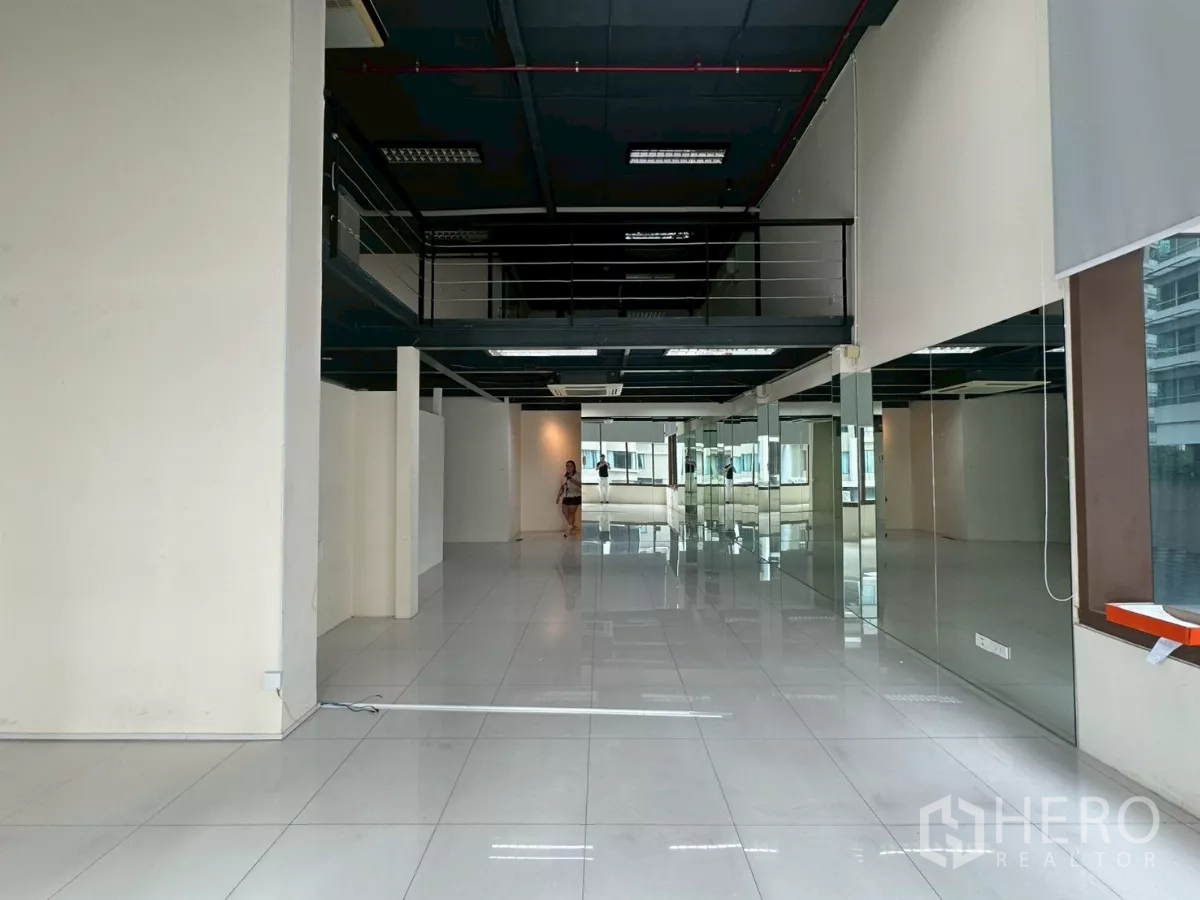 办公空间 出租在Khlong Toei, Bangkok - 纵深视角，镜面分隔与夹层一览。