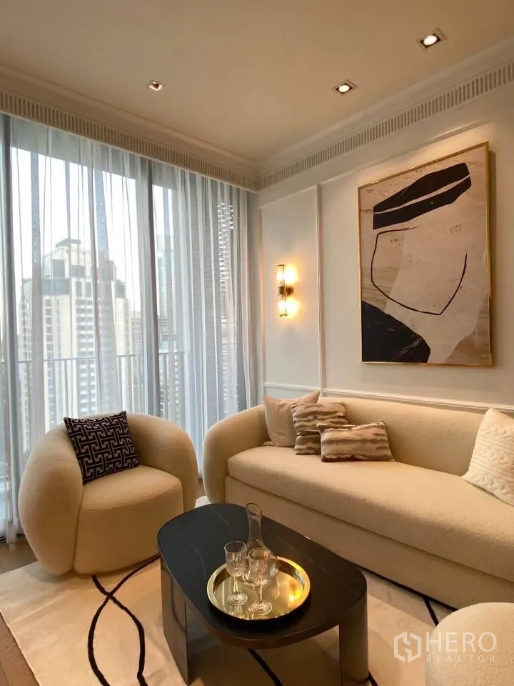 公寓 for rent in Pathum Wan, Bangkok - 温馨客厅配弧形扶手椅与沙发、茶几、纱帘及城市背景。