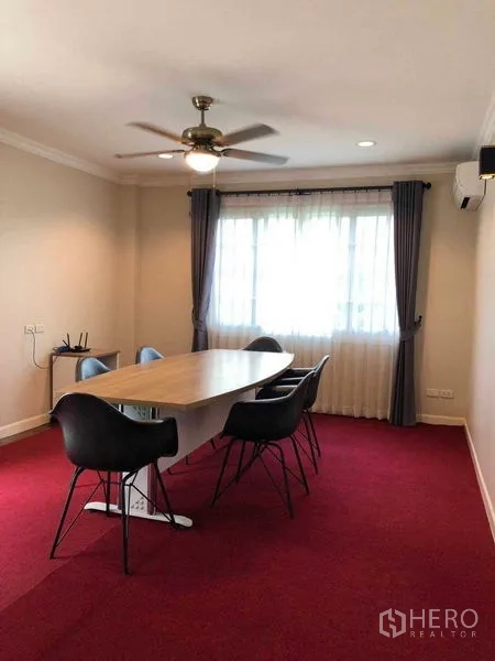 บ้าน ให้เช่าในBang Na, Bangkok - ห้องอเนกประสงค์จัดเป็นห้องประชุม โต๊ะยาว เก้าอี้ และพรมสีแดง