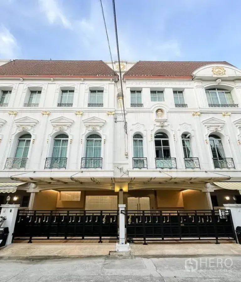 Townhouse for rent in Yan Nawa, Bangkok - European-style three-storey townhouse facade with gated carport and balconies in a quiet Bangkok lane.