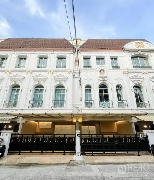 Townhouse for rent in Yan Nawa, Bangkok - European-style three-storey townhouse facade with gated carport and balconies in a quiet Bangkok lane.