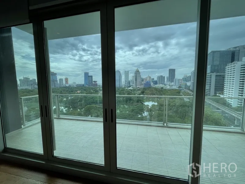 คอนโด ให้เช่าในPathum Wan, Bangkok - ประตูกระจกบานเลื่อนเปิดสู่ระเบียง มองเห็นสวนและเมือง