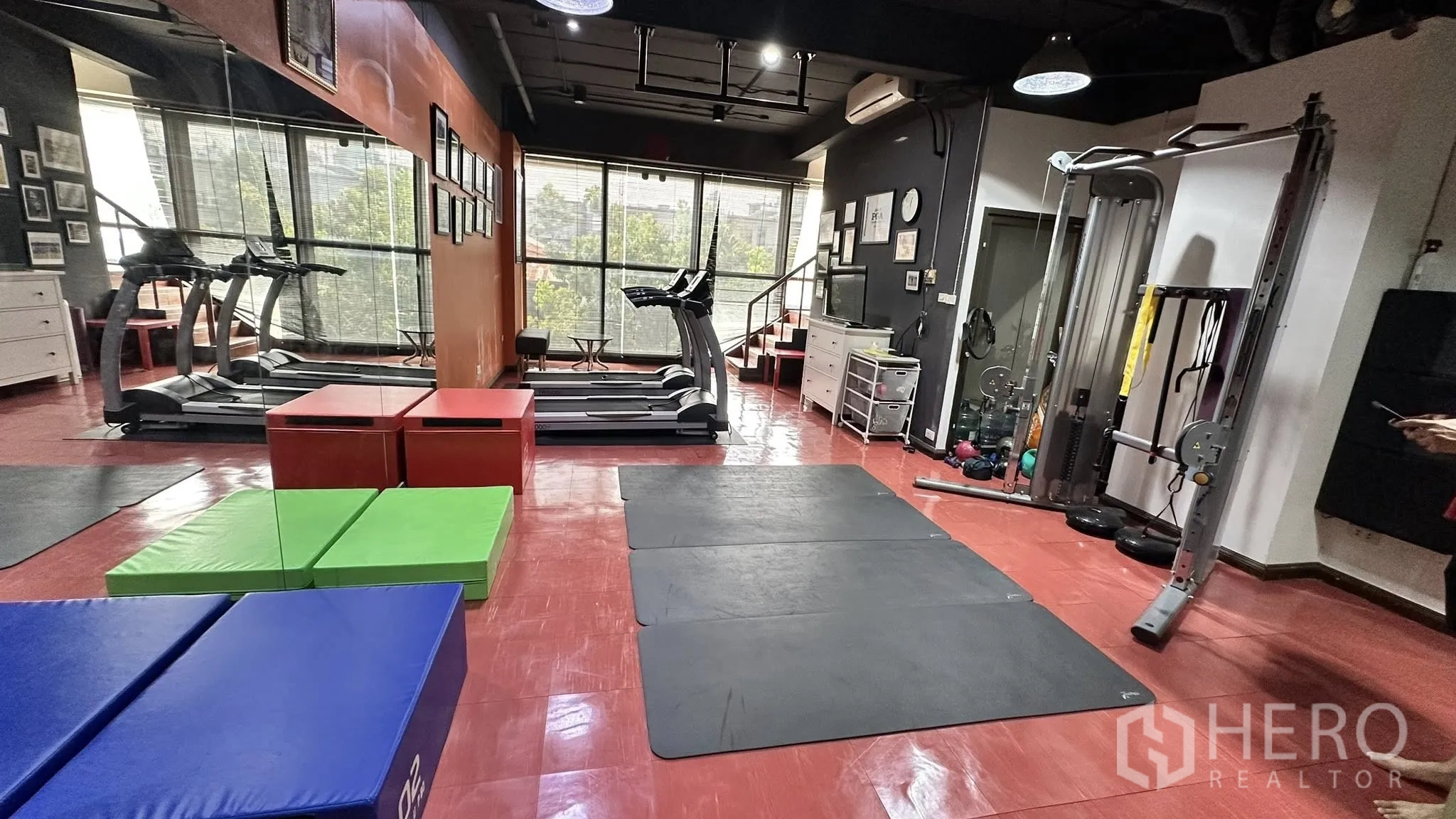 ออฟฟิศ for rent in Huai Khwang, Bangkok - สตูดิโอฟิตเนสมีลู่วิ่งติดหน้าต่างบานใหญ่ กระจกเงา และเครื่องออกกำลังกายสายเคเบิล