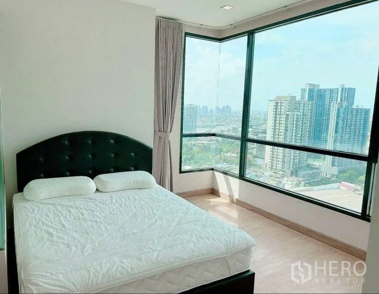 公寓 出租在Watthana, Bangkok - 转角卧室，环幕落地窗俯瞰曼谷天际线。