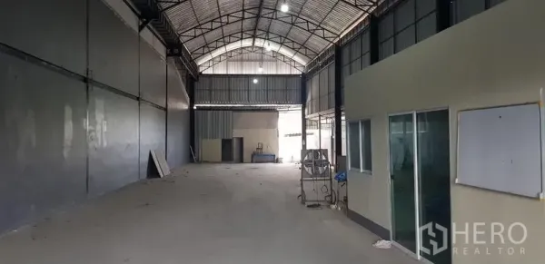 คลังสินค้า ให้เช่าในBang Phli, Samut Prakan - พื้นที่โกดังโปร่ง เพดานโค้งโครงเหล็ก พื้นคอนกรีต พร้อมผนังออฟฟิศด้านข้าง