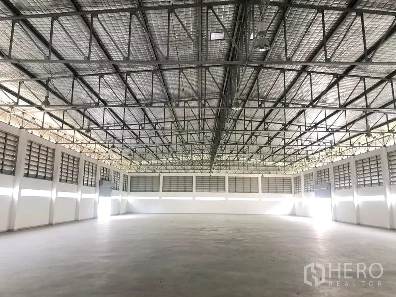 工厂 出租在Mueang Chon Buri, Chon Buri - 宽敞仓储生产区，8米高钢结构保温屋顶与百叶窗，自然采光充足