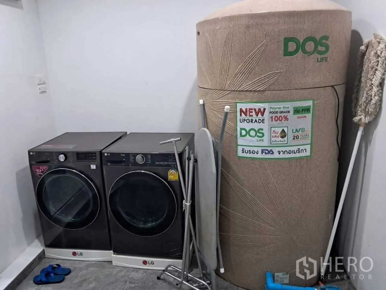 Townhouse for rent in Bang Kapi, Bangkok - Laundry area with washer, dryer and a large water storage tank.