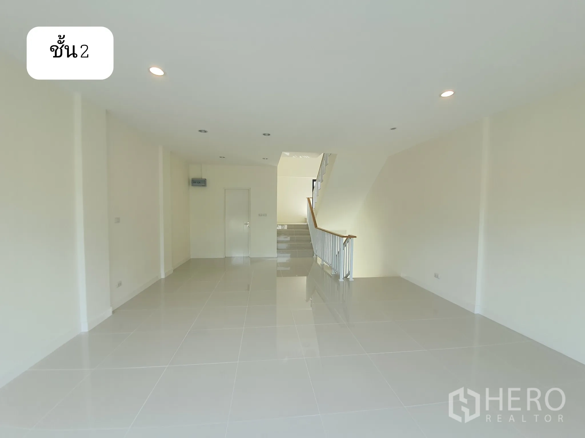 带办公室的家 出租或出售在Prawet, Bangkok - 二层开放房间，嵌灯与楼梯，适合布置办公室。