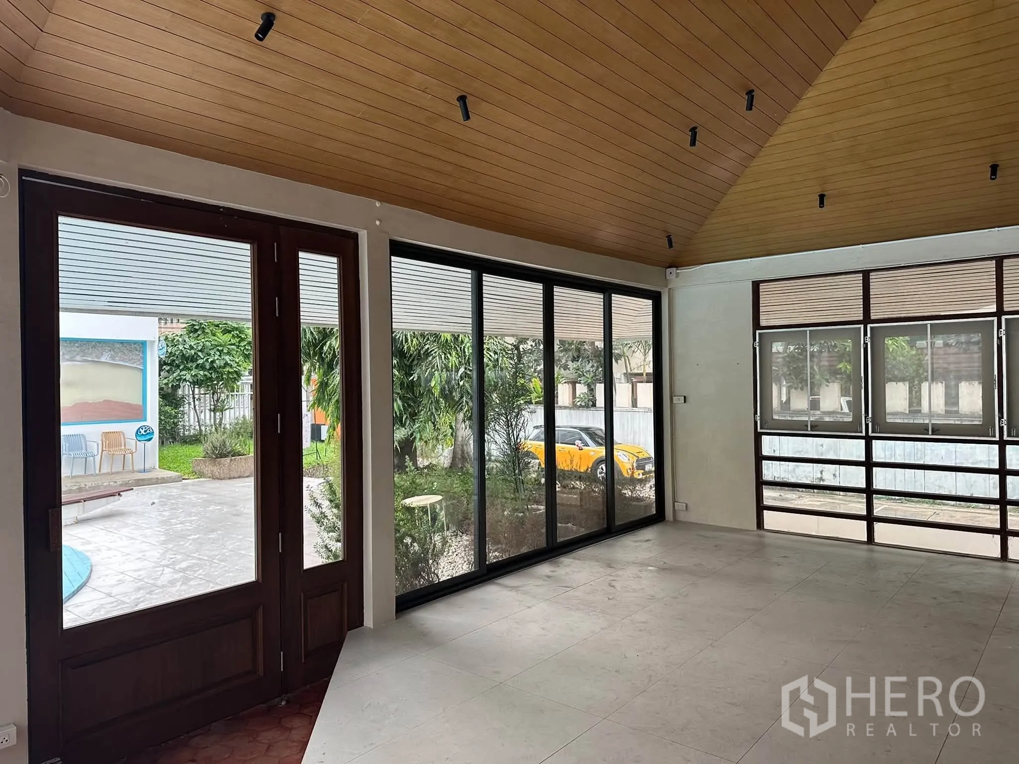 พื้นที่ขายของ for rent in Khlong Toei, Bangkok - พื้นที่เปิดโล่งประตูกระจกขนาดใหญ่หันสู่สวน
