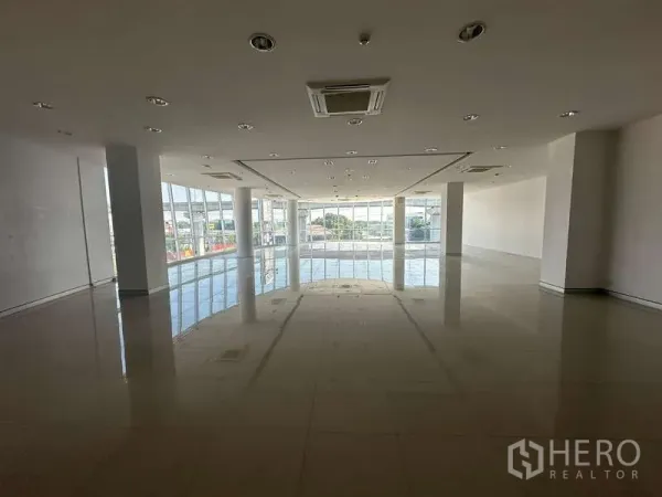 办公空间 出租在Prawet, Bangkok - 开放式办公室另一角度，环幕玻璃与充沛自然采光。