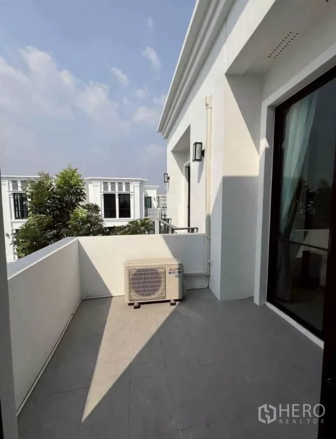 独立式住宅 出租在Lat Phrao, Bangkok - 私人阳台露台，外机设备与社区景观。