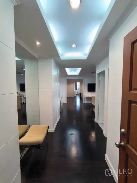 คอนโด ให้เช่าในWatthana, Bangkok - โถงทางเข้าพร้อมไฟฝ้าซ่อนไฟ นำไปสู่พื้นที่นั่งเล่น