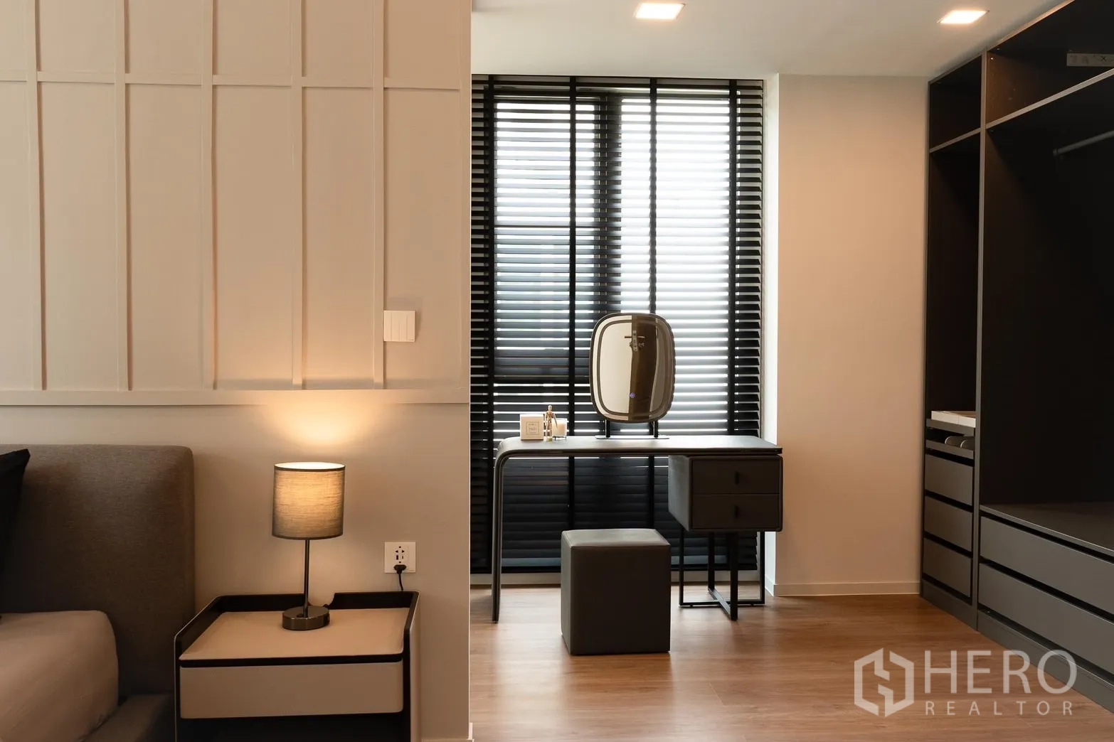 บ้าน ให้เช่าในSaphan Sung, Bangkok - มุมแต่งตัวในห้องนอน ม่านบังตาสีดำและตู้บิลท์อิน