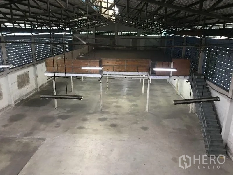 โรงงาน ให้เช่าหรือขายในKrathum Baen, Samut Sakhon - ภายในโกดังโปร่ง หลังคาโครงเหล็กสูง มีชั้นลอยและไฟส่องสว่าง