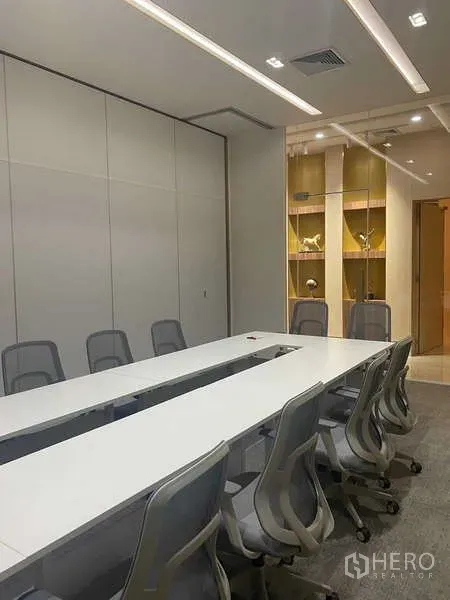 สำนักงาน ให้เช่าในHuai Khwang, Bangkok - ห้องประชุมทันสมัย โต๊ะยาวสีขาว เก้าอี้สีเทา และตู้โชว์มีไฟในตัว