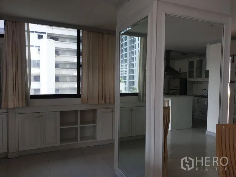 คอนโด ให้เช่าในWatthana, Bangkok - ห้องมุมหน้าต่างบานใหญ่ ผนังกระจกเงา และตู้เก็บของ