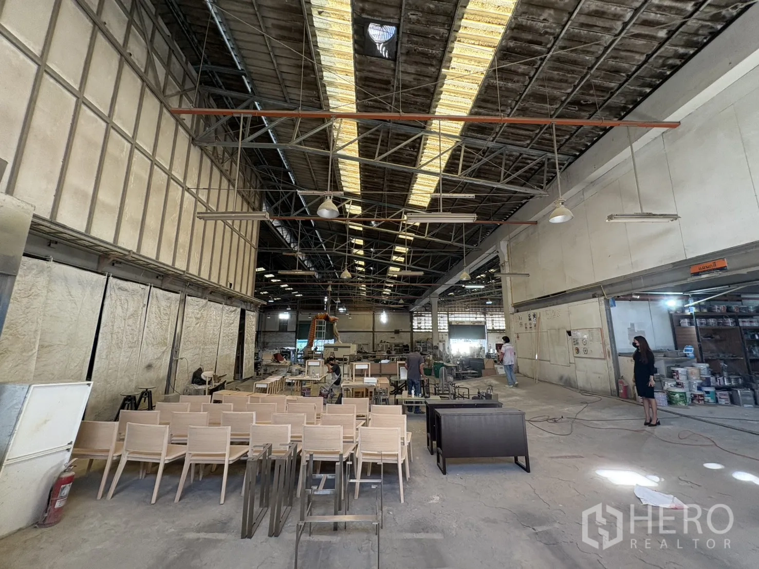 工厂 出售在Khlong Toei, Bangkok - 装配区，成排木椅与隔断墙