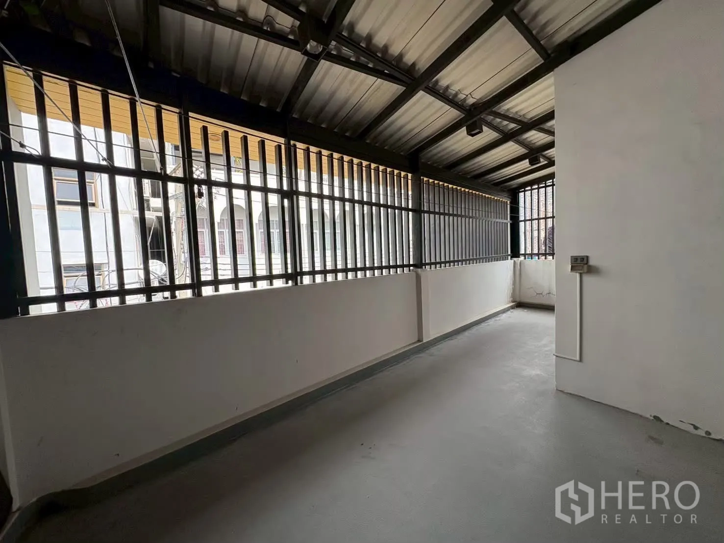 ทาวน์เฮาส์ for rent in Pathum Wan, Bangkok - ระเบียงชั้นบนแบบมีหลังคาพร้อมราวเหล็กและพื้นคอนกรีต.