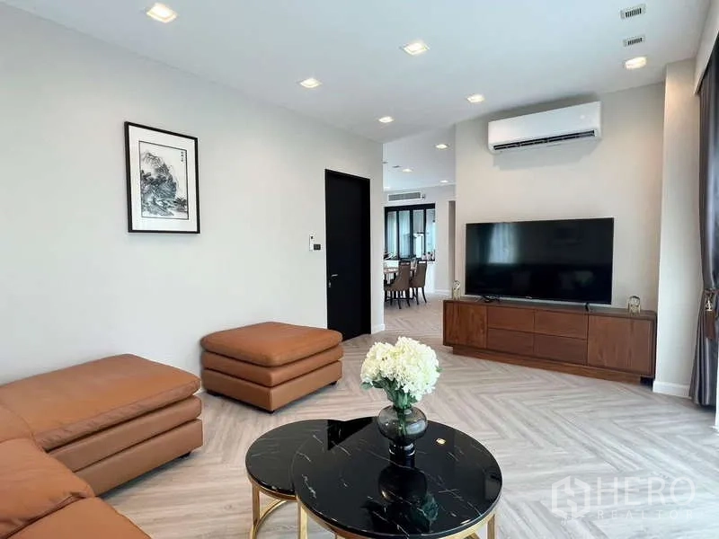 独立式住宅 出租或出售在Lat Krabang, Bangkok - 客厅影音墙，平板电视、壁挂空调与座椅。