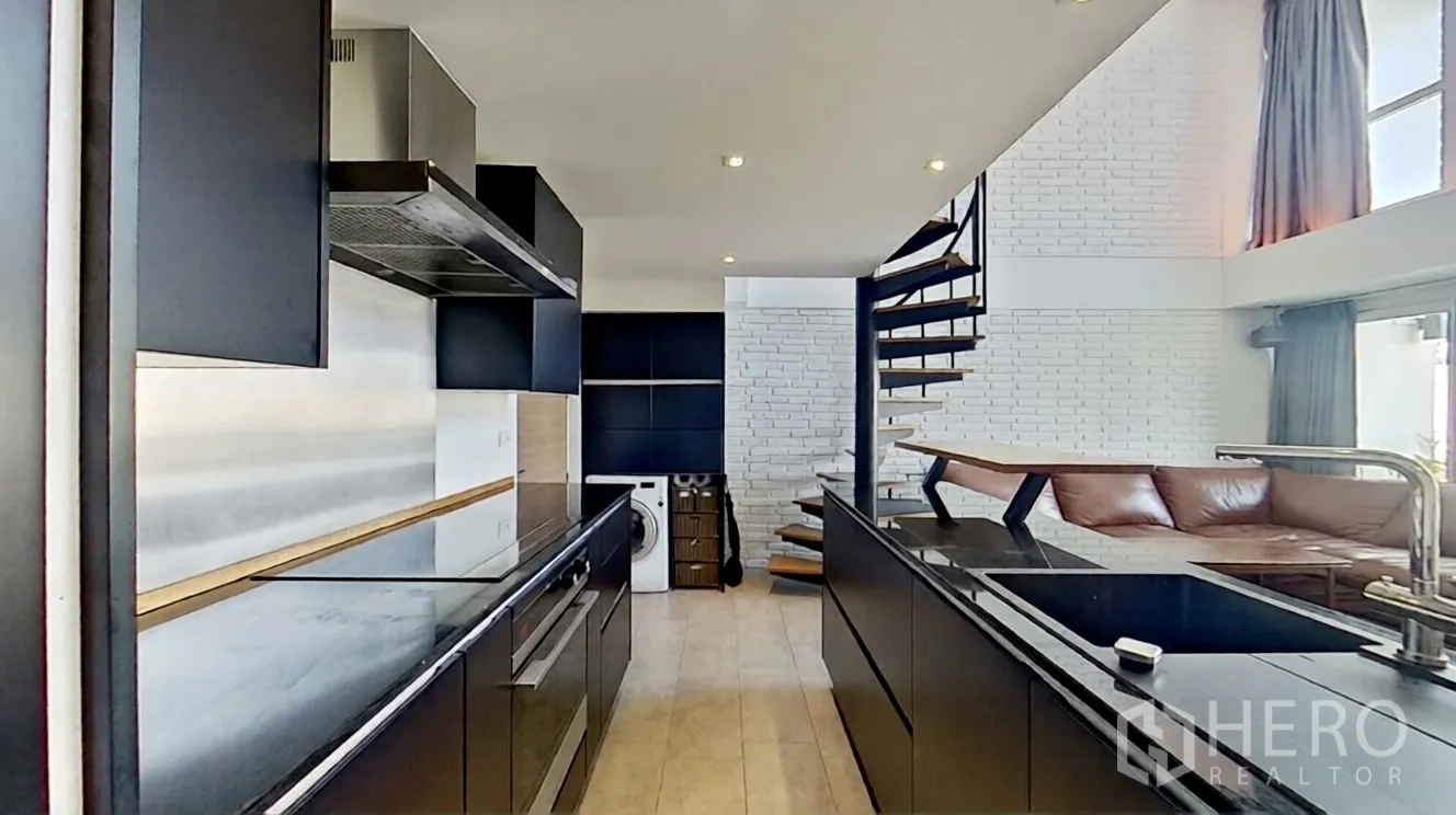 คอนโด for rent in Watthana, Bangkok - โถงครัวเชื่อมบันไดวนและห้องนั่งเล่นพร้อมโซฟา