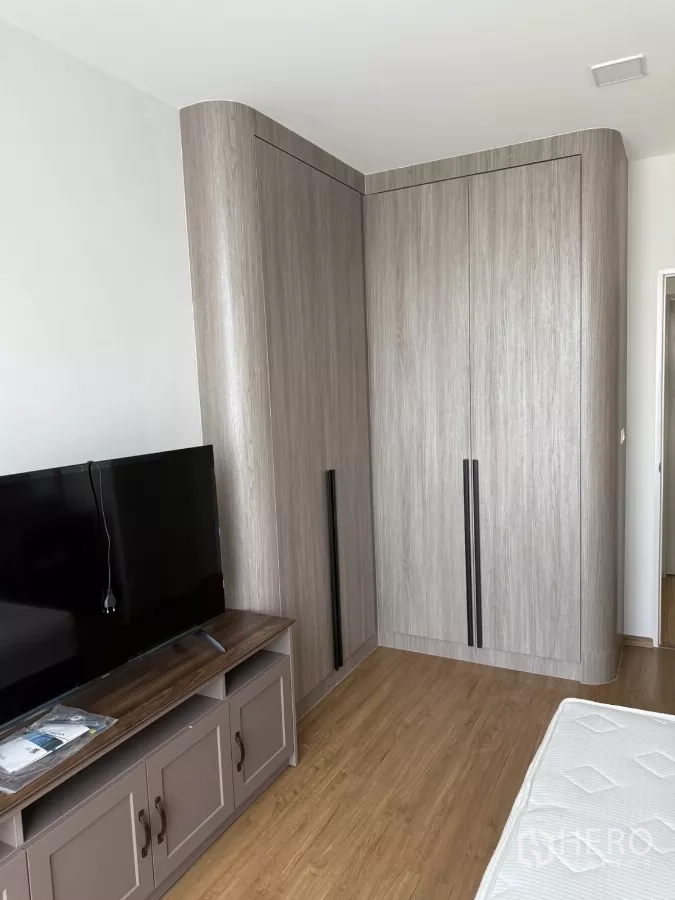 Townhouse for rent or sale in Bang Phli, Samut Prakan - Primary bedroom corner with built-in wardrobes and TV console.