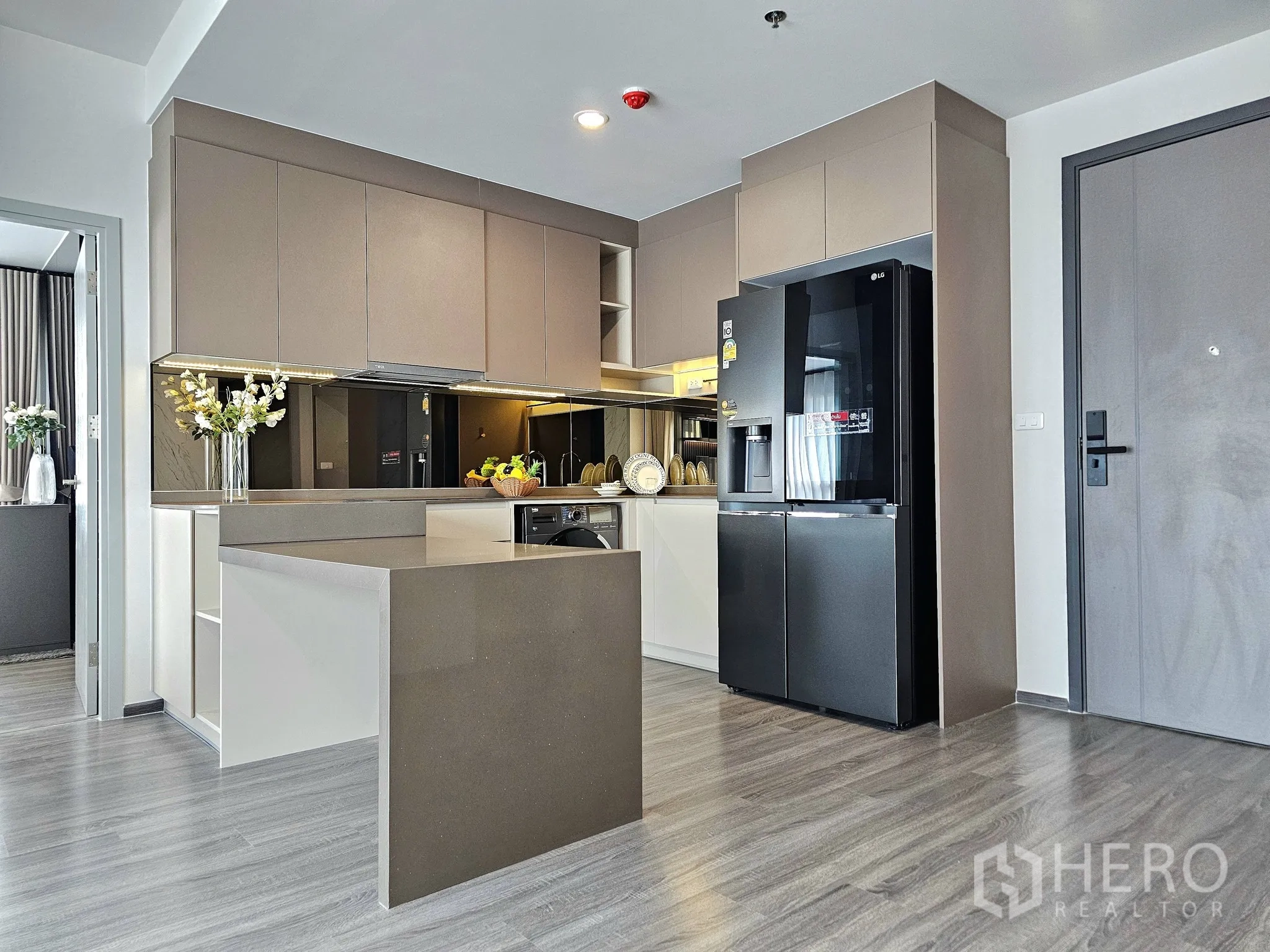 公寓 for sale in Bang Rak, Bangkok - 厨房特写，简洁橱柜、镜面防溅板与双门冰箱。
