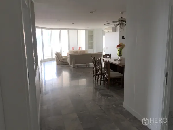 公寓 出租在Watthana, Bangkok - 通罗公寓客餐厅，石材地面与落地窗采光充足。