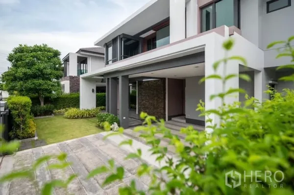 บ้าน ให้เช่าในPrawet, Bangkok - บ้านเดี่ยวสองชั้นสไตล์โมเดิร์น มีที่จอดรถในร่ม ลานจอด และสวนหน้าบ้านจัดแต่งสวยงาม