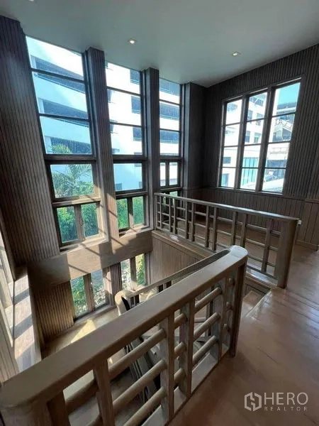 零售空间 出租在Phaya Thai, Bangkok - 明亮的楼梯平台，栅格扶手与高窗