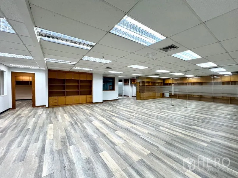 办公空间 出租在Watthana, Bangkok - 宽敞办公区，玻璃隔断与大量内置书架