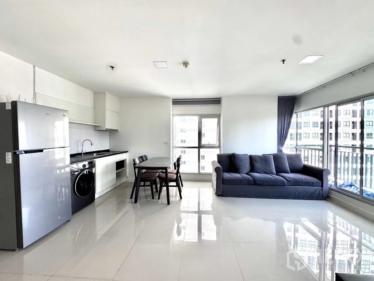 คอนโด for rent in Huai Khwang, Bangkok - โถงนั่งเล่นเชื่อมครัวเปิด มีตู้เย็น เครื่องซักผ้า โต๊ะทานข้าว และโซฟา
