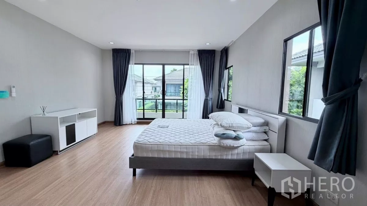 บ้าน ให้เช่าหรือขายในBang Phli, Samut Prakan - ห้องนอนใหญ่เปิดสู่ระเบียงด้วยประตูกระจก และหน้าต่างมุมห้องเห็นวิวหมู่บ้าน