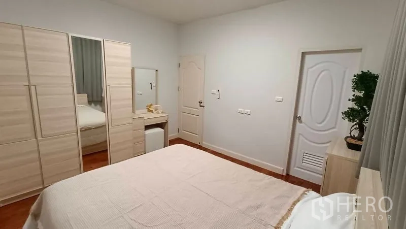 独立式住宅 出租在Prawet, Bangkok - 客卧另一角，衣柜、梳妆台与房门