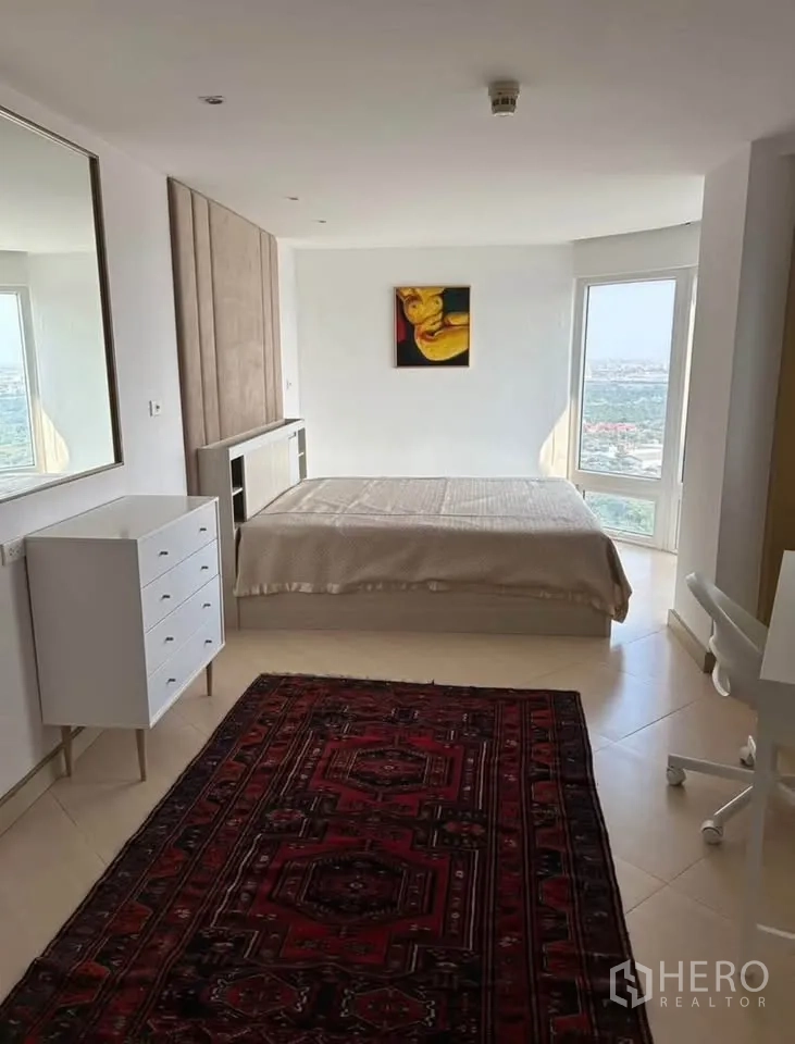 公寓 出租或出售在Yan Nawa, Bangkok - 主卧空间宽敞，环景采光、红色地毯与极简装饰。