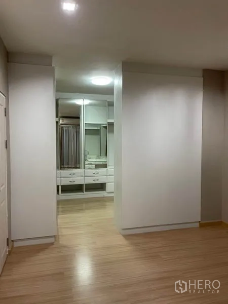 Detached House for sale in Khlong Toei, Bangkok - Walk-in closet zone with mirrored wardrobes and dressing storage.