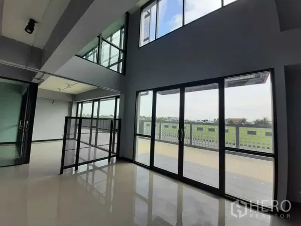 โรงงาน ให้เช่าหรือขาย - พื้นที่ออฟฟิศเพดานสูง โปร่งโล่ง ประตูกระจกเปิดสู่ระเบียง วิวทุ่งเขียว
