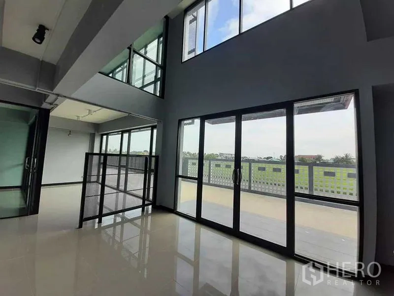 โรงงาน ให้เช่าหรือขาย - พื้นที่ออฟฟิศเพดานสูง โปร่งโล่ง ประตูกระจกเปิดสู่ระเบียง วิวทุ่งเขียว