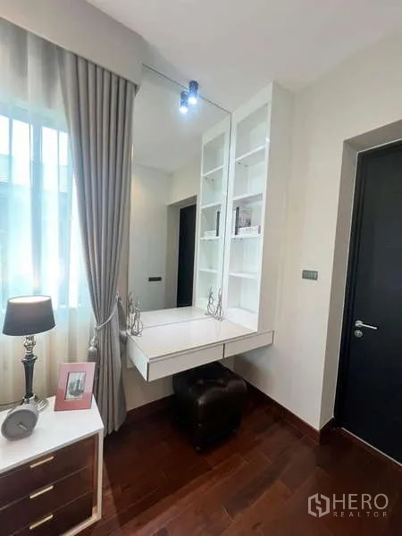 独立式住宅 出租或出售在Lat Krabang, Bangkok - 小型梳妆区，带镜面与置物架，靠近窗户。