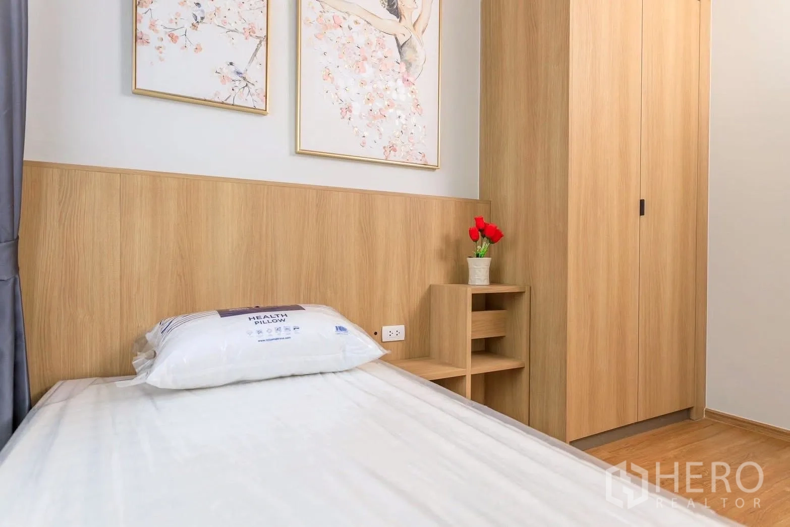 Townhouse for rent or sale in Bang Phli, Samut Prakan - Single bedroom with wood accent wall, built-in wardrobe and decorative art.