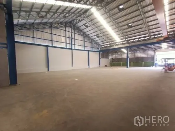 โรงงาน ให้เช่าในMueang Samut Sakhon, Samut Sakhon - พื้นผลิตงานกว้างไร้เสากลาง ใต้หลังคาสูง โครงเหล็ก และไฟ LED