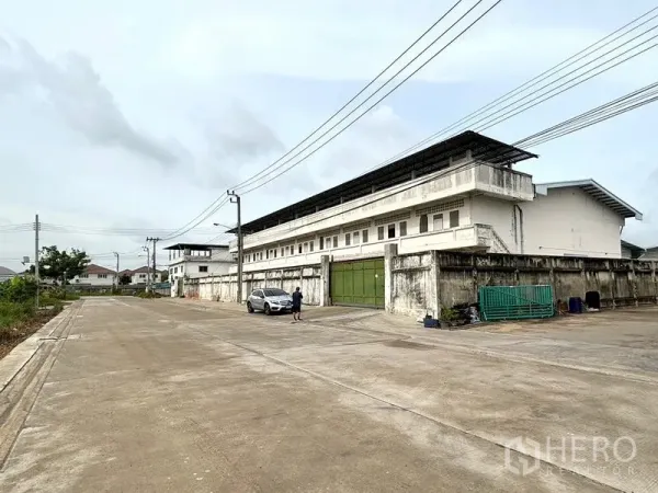 คลังสินค้า ให้เช่าในBang Khun Thian, Bangkok - ถนนคอนกรีตกว้างหน้าพื้นที่ พร้อมรั้วและประตูทางเข้าโกดัง