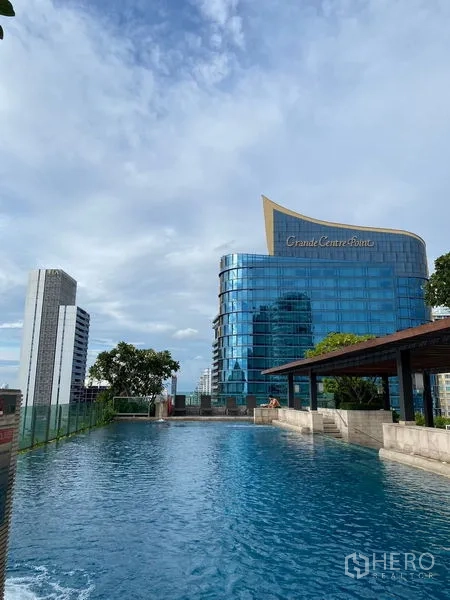 公寓 出租在Watthana, Bangkok - 通罗区屋顶泳池，玻璃护栏与城市天际线景色。